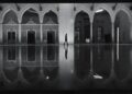 Siluet seseorang berjalan di lorong masjid, ilustrasi hukum lewat di depan orang yang sedang shalat