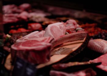 Aneka potongan daging segar di etalase, ilustrasi hukum makanan haram dalam Islam