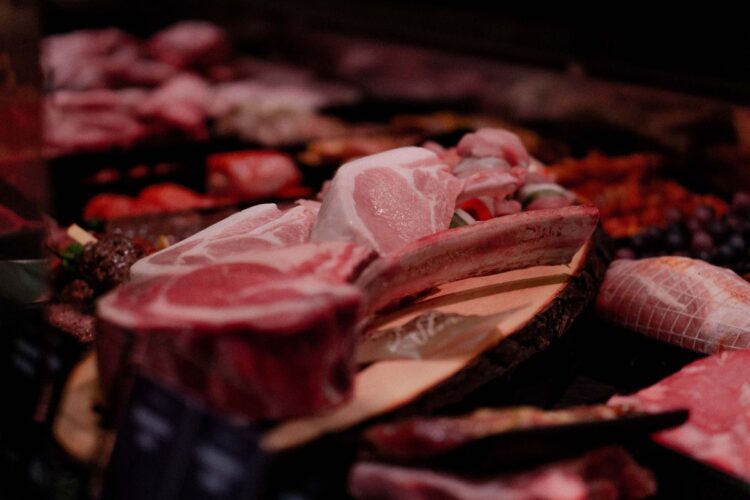 Aneka potongan daging segar di etalase, ilustrasi hukum makanan haram dalam Islam