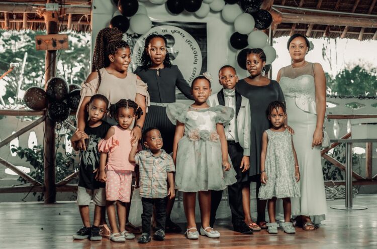 Keluarga besar berkumpul dan berfoto bersama, ilustrasi hukum menikahi sepupu dalam Islam
