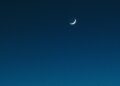 Bulan sabit (hilal) di langit senja, ilustrasi penentuan puasa Ramadan 29 atau 30 hari