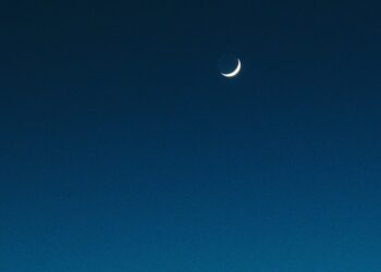 Bulan sabit (hilal) di langit senja, ilustrasi penentuan puasa Ramadan 29 atau 30 hari