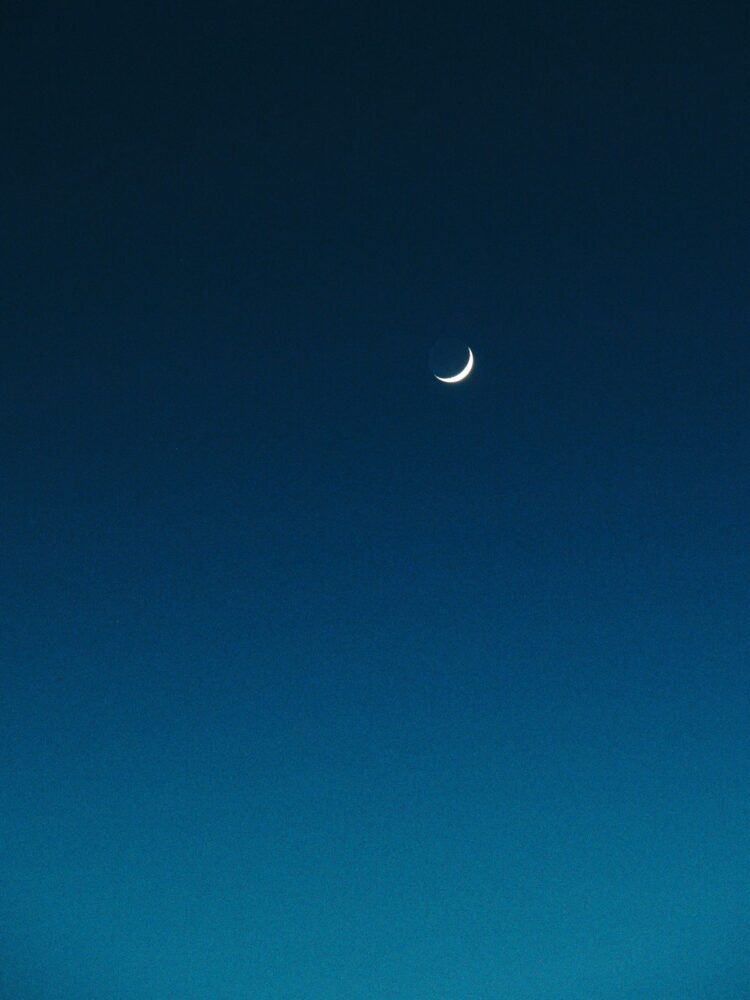 Bulan sabit (hilal) di langit senja, ilustrasi penentuan puasa Ramadan 29 atau 30 hari
