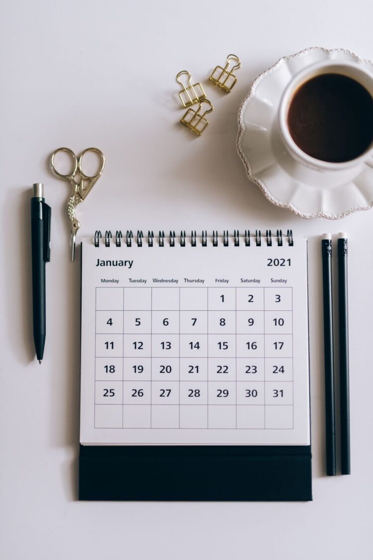 Kalender meja menunjukkan hari dan tanggal, ilustrasi hukum Rebo Wekasan dalam Islam