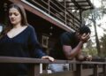 Pasangan suami istri dalam suasana murung dan terpisah, ilustrasi hukum talak