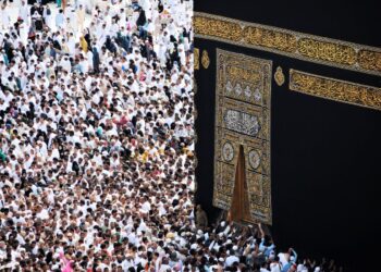 Kerumunan jamaah haji mengelilingi Kakbah, ilustrasi hukum tawaf wada, tawaf qudum dan mencium Hajar Aswad