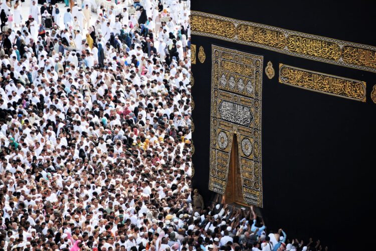 Kerumunan jamaah haji mengelilingi Kakbah, ilustrasi hukum tawaf wada, tawaf qudum dan mencium Hajar Aswad