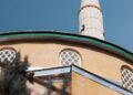 Menara masjid dengan langit biru cerah, ilustrasi hukum istinja, adzan dan iqamah dalam Islam