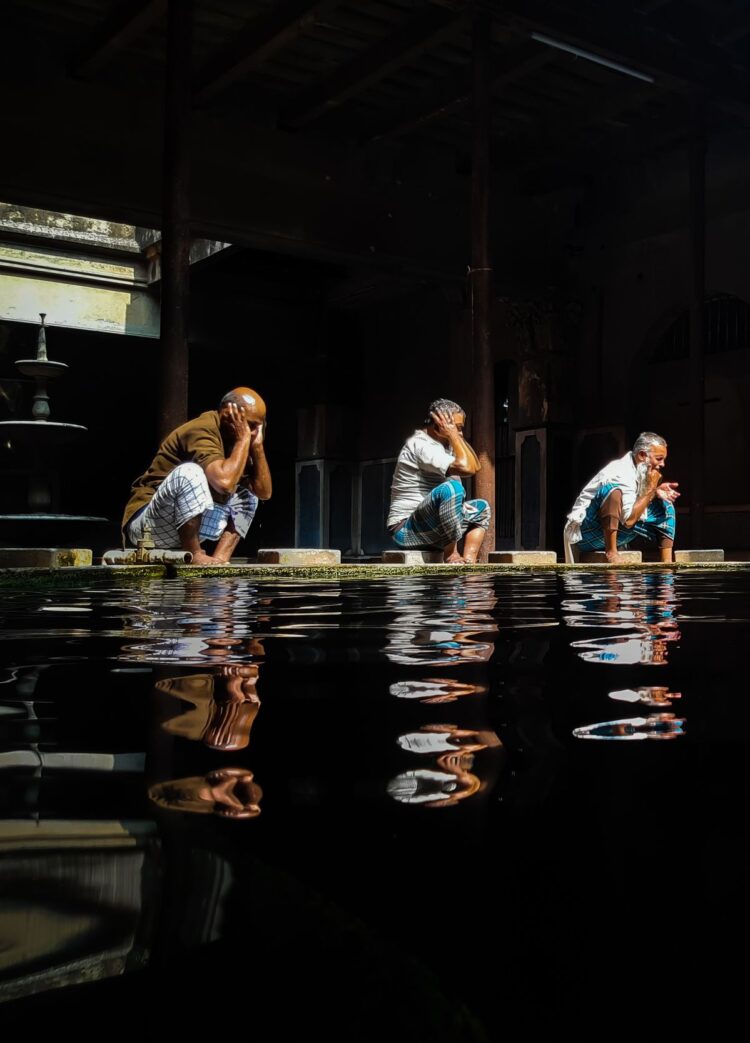 Jamaah muslim berwudhu di kolam air masjid Nakhoda, Kolkata